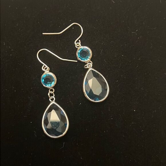Handcrafted silver tone earrings with a blue colored stones. - Picture 4 of 4